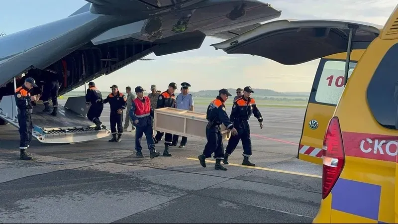 Бүгін таңертең қайтыс болған балалардың денелері Өскеменге әкелінгені белгілі болды.  фото на taspanews.kz от 01 июля 2024 12:18